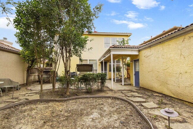 Building Photo - Short term room for rent