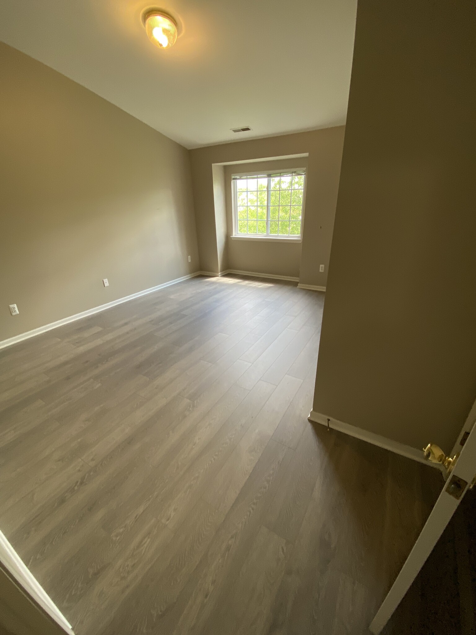 Building Photo - 5625 Twin Oaks Dr