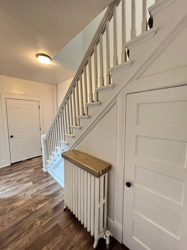 Building Photo - AVAILABLE JUNE - 4 Bed 2 Bath w/ Bonus Room & Garage