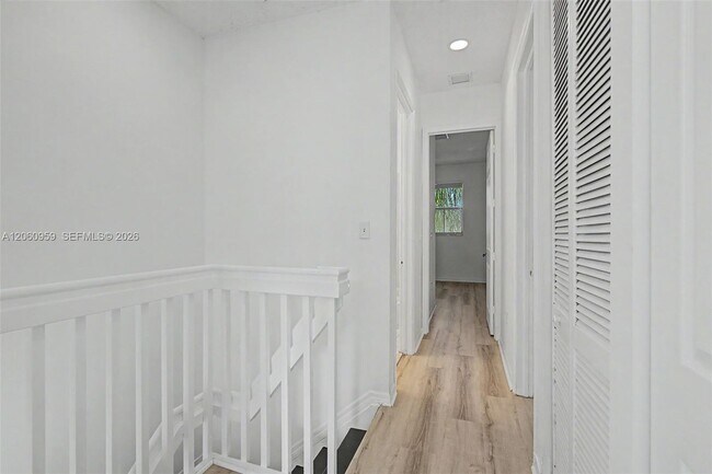 Building Photo - 975 NE 42nd Terrace