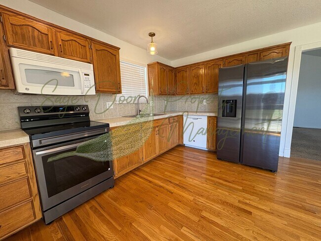 Building Photo - BEAUTIFUL BLUE SPRINGS HOME!!!