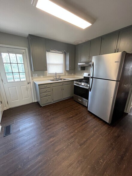 Building Photo - 1703 Mayflower Dr