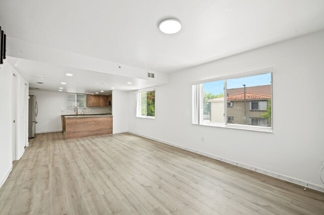 Building Photo - Newly Renovated 2 bed and 3 bath Townhome ...