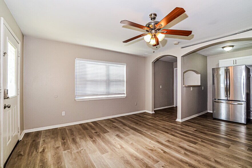 Building Photo - 218 Woodmere Blvd