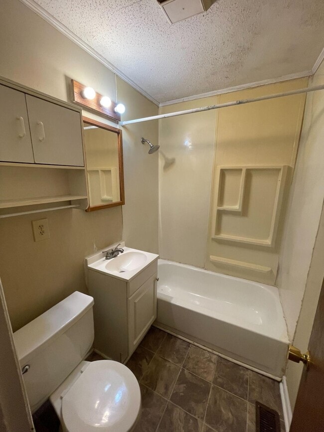 Building Photo - 3137 Lake Forest Dr