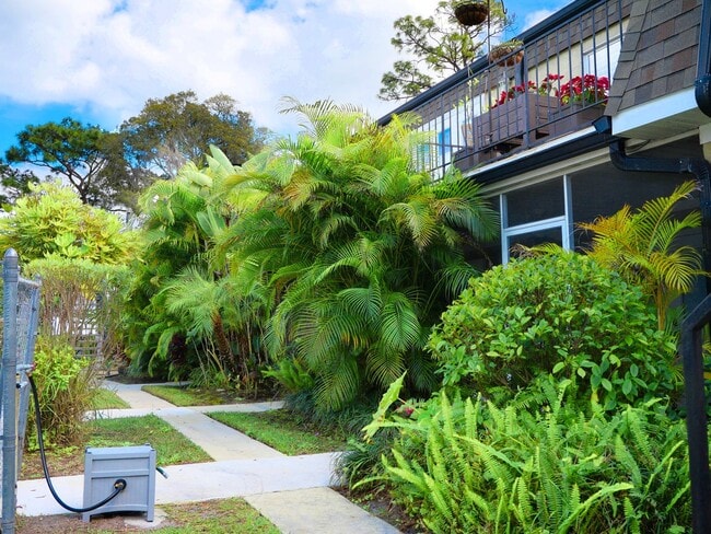 Building Photo - UPDATED 2 Bedroom 2 Bath Woodcrest Condo i...