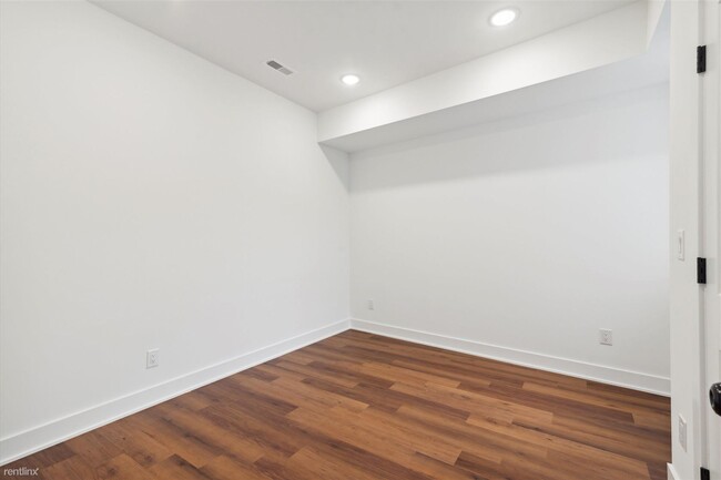 Building Photo - 3 br, 3 bath Triplex - 2554 FRANKFORD AVE ...