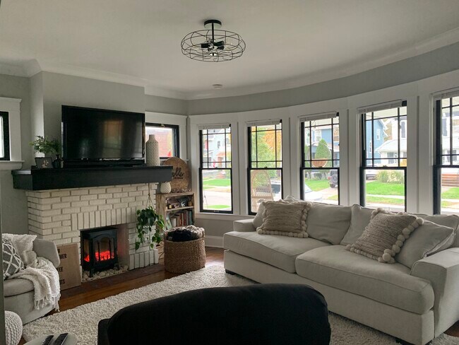 Living room - 1265 Jackson Ave