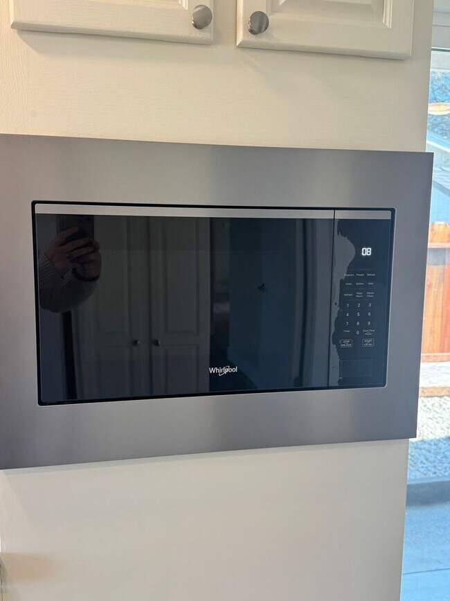 Building Photo - VAILABLE NOW! G O R G E O U S Single Story 3 Bed 2 Bath with Pool