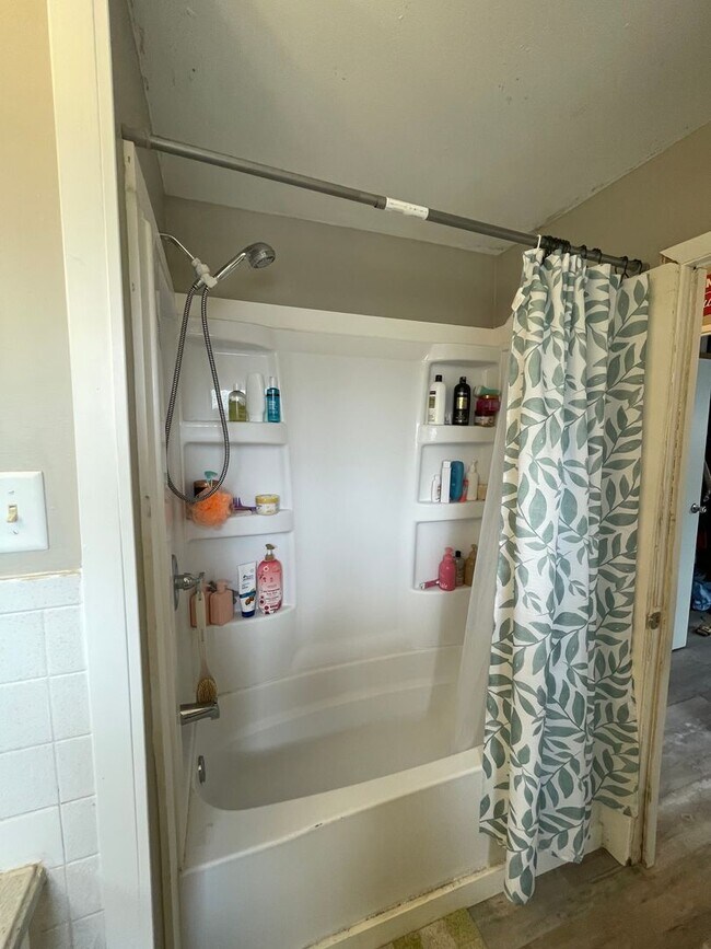 Building Photo - 3 Bedroom. 2 Bath Near Purdue!