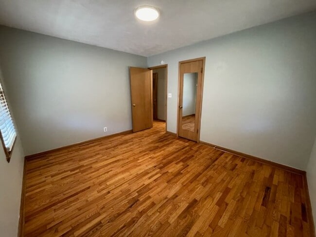 Building Photo - GREAT LOCATION!! Close to Mercy Hospital!