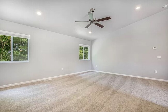 Building Photo - Spacious 4 bedroom for lease