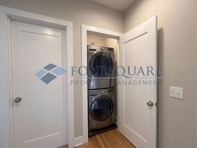 Building Photo - Beautiful  3-Bed / 3.5-Bath End-Unit Townhome with Rooftop Patio, Skyline Views & Climate-Control...