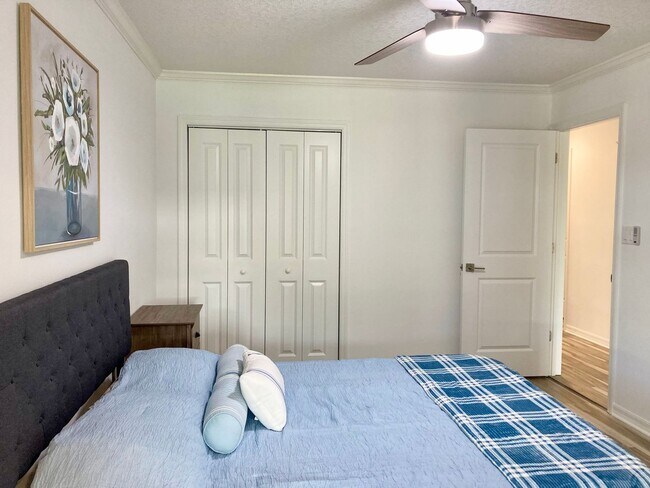 Building Photo - Completely remodeled waterfront condo!