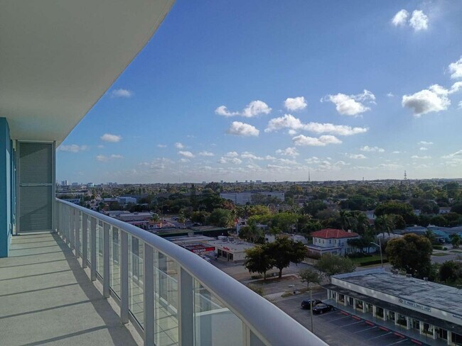 Building Photo - 220 Lake Shore Dr