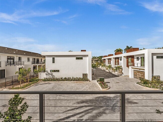 Building Photo - 4640 SW 32nd Ave