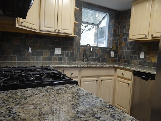 Building Photo - 912 E 32nd St