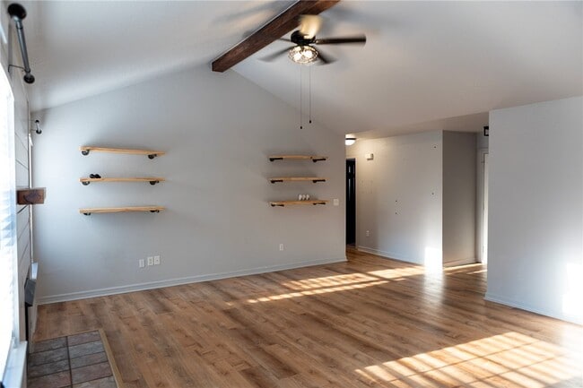 Building Photo - 833 S Eastview Dr