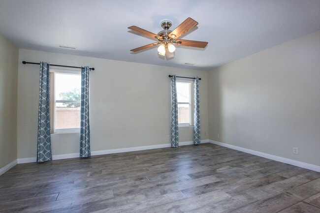 Building Photo - 3 Bedroom Home in Viewpoint East  Applicat...