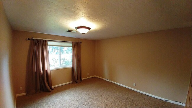 Building Photo - Gorgeous Home with Granite Counters and Custom Built-ins!