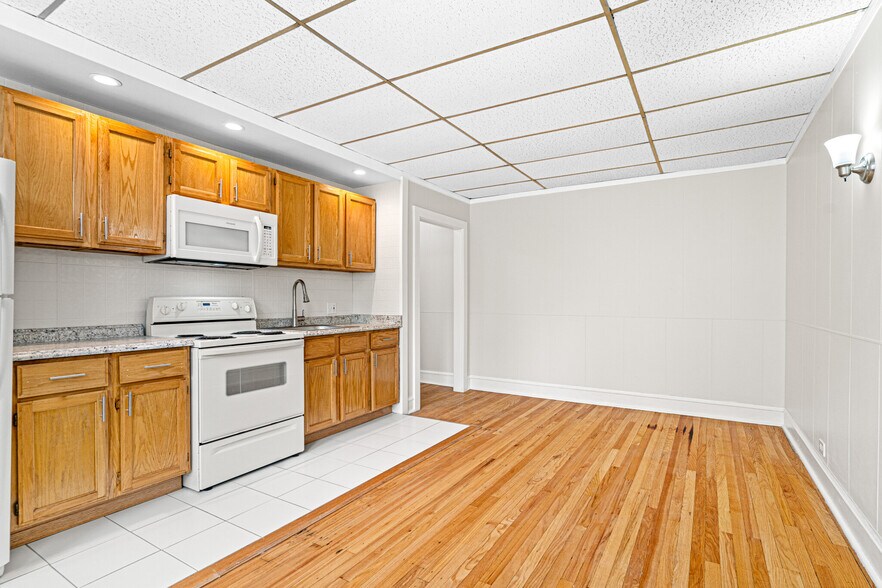 Building Photo - 1442 W Howard St