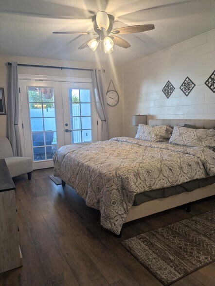 Master bedroom king bed - 8879 E Friess Dr