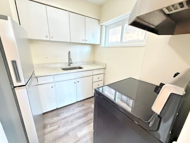 Building Photo - 1400 Chicago Ave