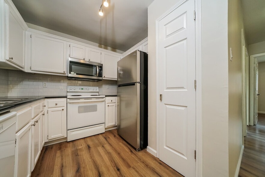 Building Photo - 6732 Woodsmoke Way