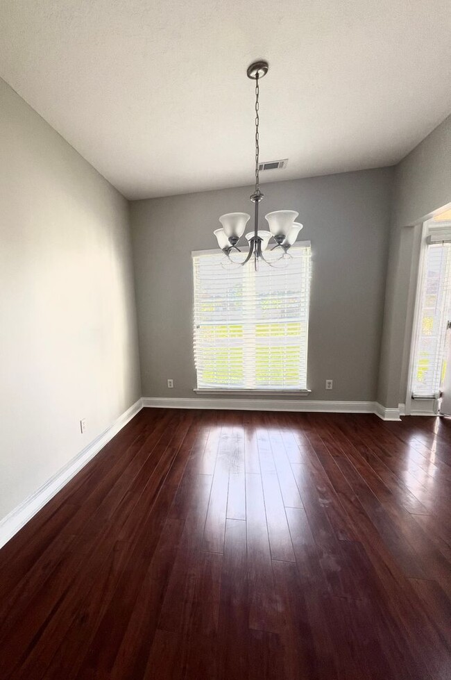 Building Photo - 4 bed 2.5 bath home!