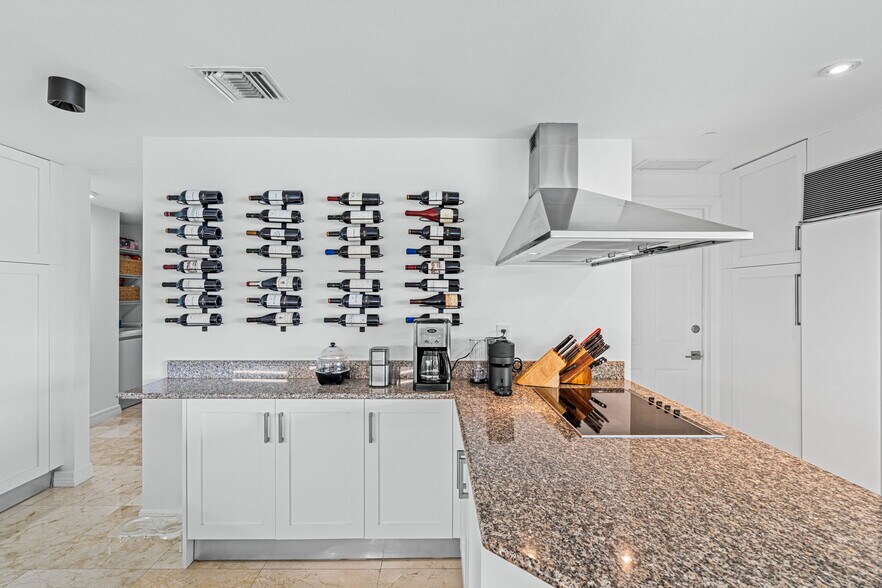 Building Photo - 1643 Brickell Ave