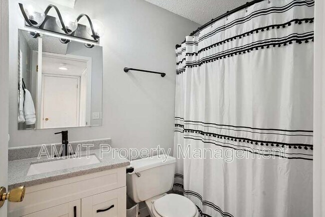 Building Photo - 743 Westwinds Dr