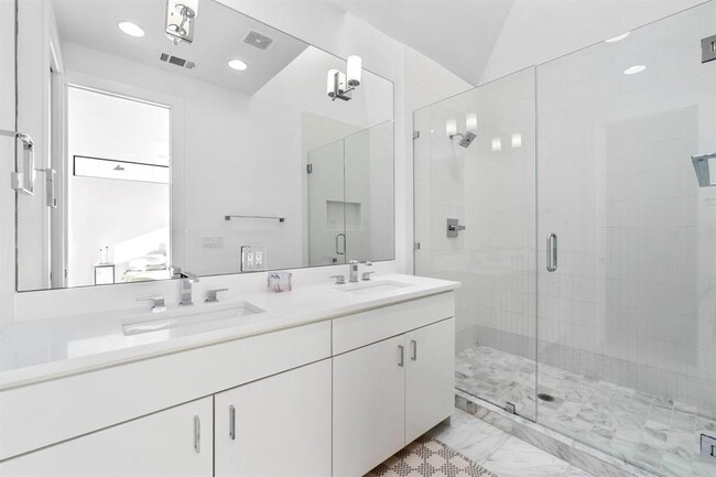 Building Photo - 3406 E 17th St