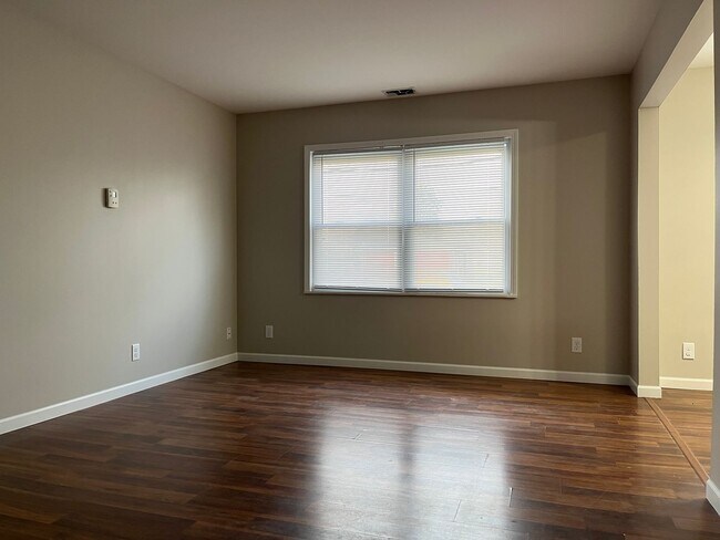 Building Photo - Spacious 2 Bedroom, 1.5 Bath