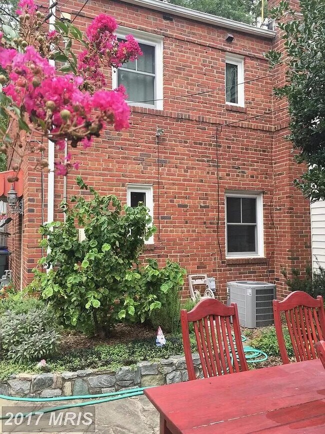 Building Photo - 821 S Ivy St