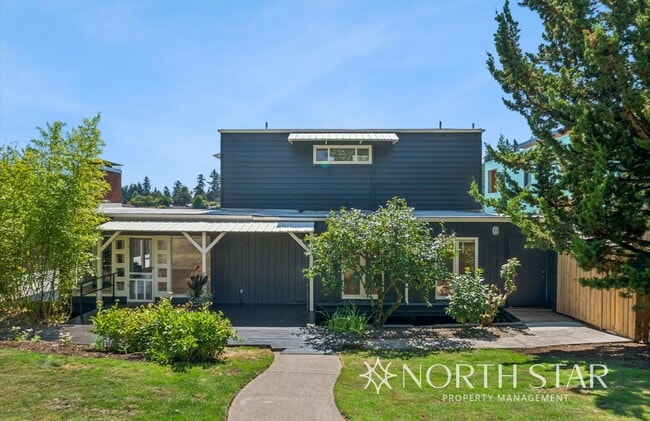 Building Photo - Newly renovated stunning lakefront home.