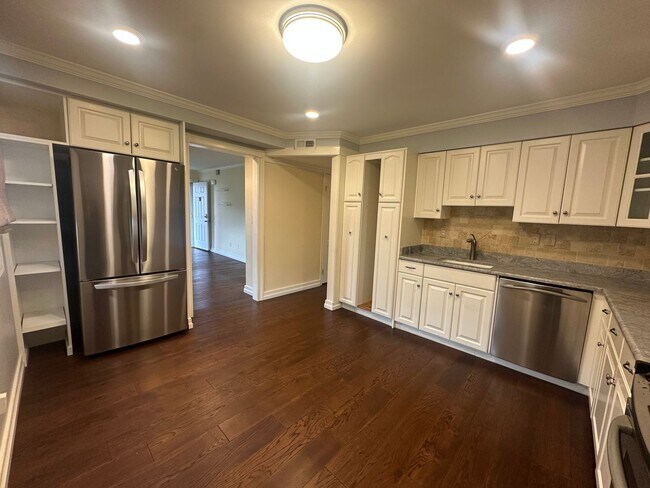 Building Photo - Beautiful 2-bedroom, 2-bath Condo just one block to the beach