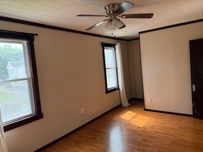 Building Photo - 3935 Lindley Ave