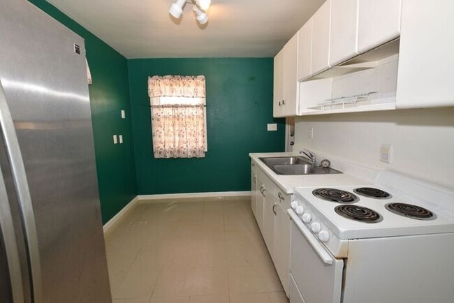 Building Photo - Mishawaka South West Near Park and local universities