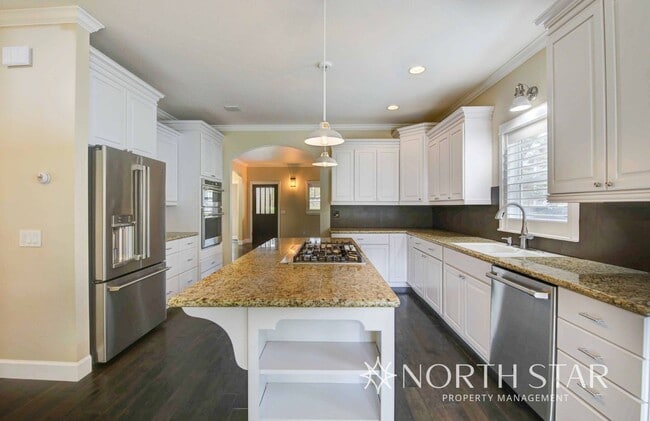 Building Photo - Stunning 3 bed/3 bath in Summit West