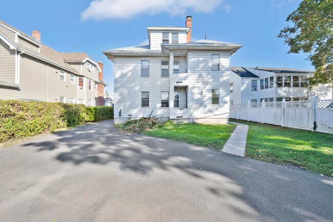 Building Photo - 89 Maplewood Ave