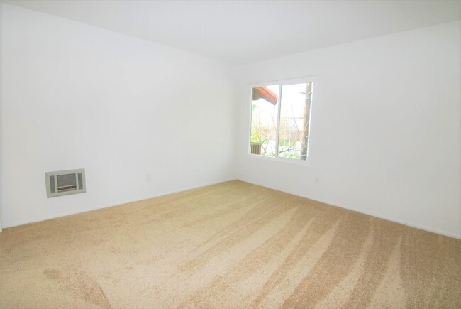 Building Photo - 2nd Floor 2 Bedroom Condo in Gated Communi...