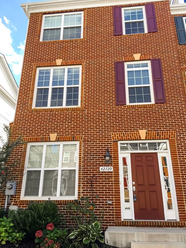 Primary Photo - Beautiful 4 Bed 2/2 Bath End-Unit Brick To...