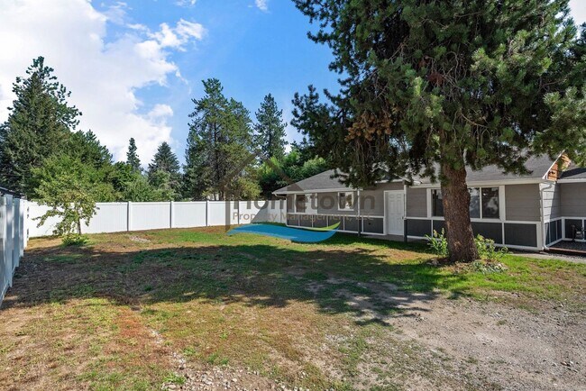 Building Photo - 3 Bedroom Home with Attached 3-Bay Garage ...