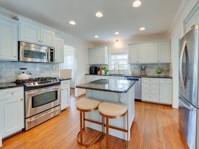 Building Photo - 3221 Sunset Dr