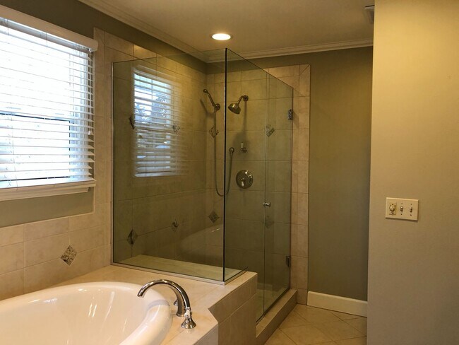 Building Photo - Elegant and Luxury home in Medina, 5 bedro...