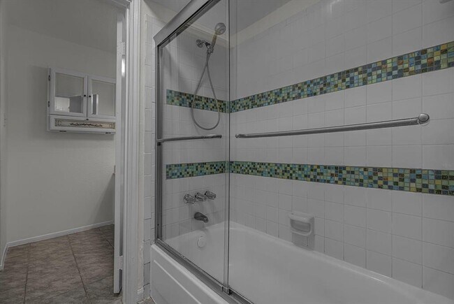 Building Photo - 13975 Hollowgreen Dr
