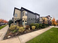 Building Photo - 3 Bedroom 3 bath Crescent village home