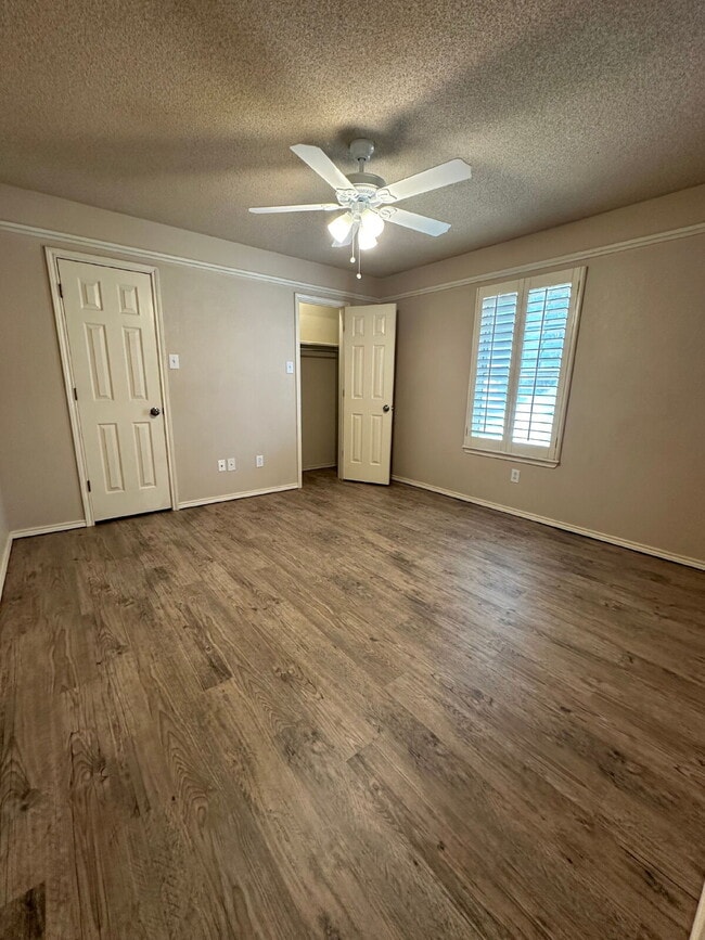 Building Photo - Spacious 3/2/2 - Freshly Updated