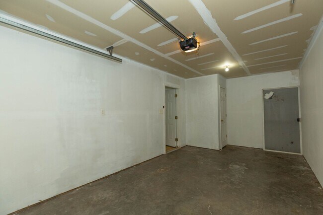 Building Photo - 3 Bed/2 Full,2 Half Bath Townhome in Martinsburg, WV