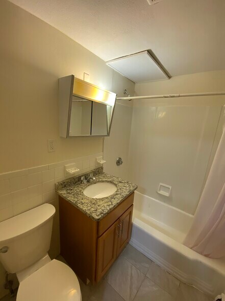 Building Photo - 121 Babcock St